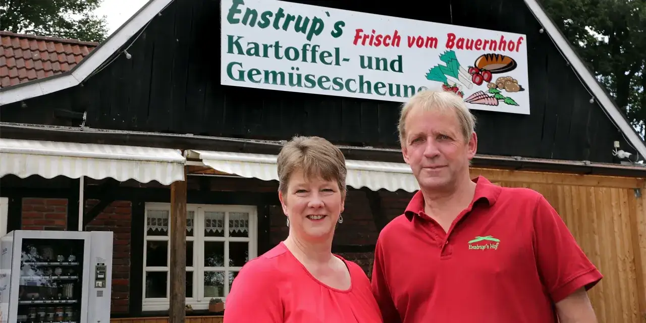 Ein Paar vor der Kartoffel- und Gemüsescheune Enstrup's Hof in Haltern. Frische Produkte direkt vom Bauernhof.