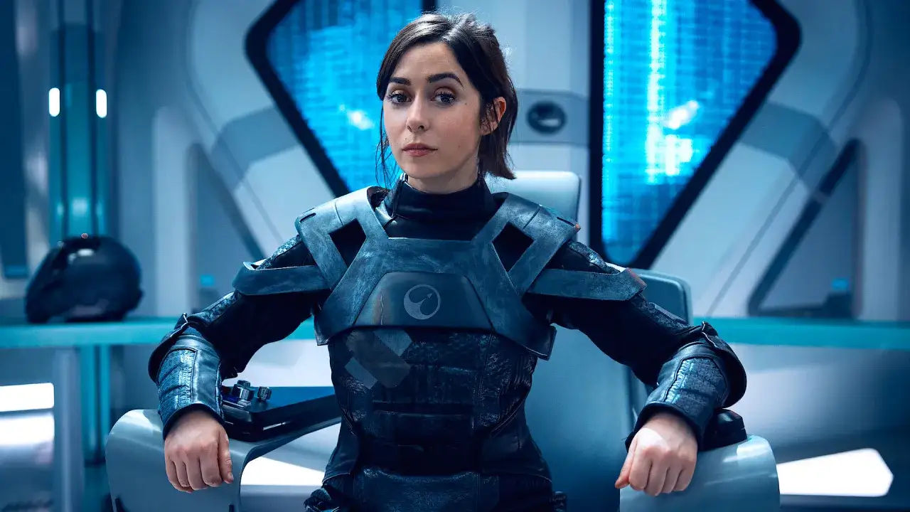 Une femme en armure futuriste, prête pour une mission spatiale dans **black mirror saison 7**.