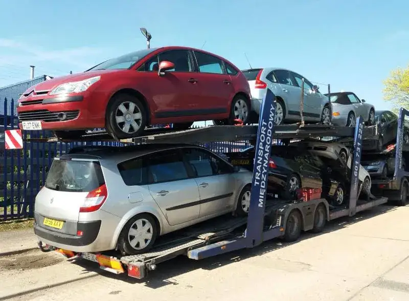 laweta z samochodem na autostradzie, transport samochod&oacute;w z Anglii