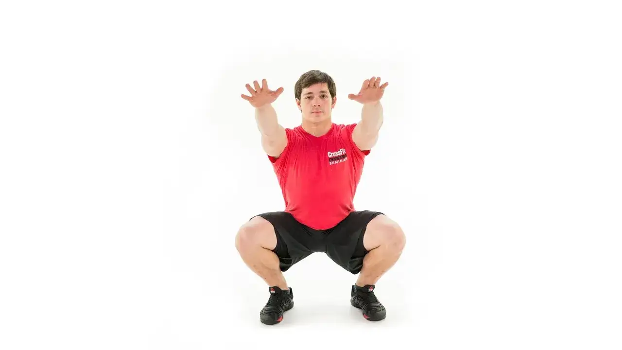 Ludzie wykonujący podstawowe ćwiczenia CrossFit takie jak Air Squat i Burpees