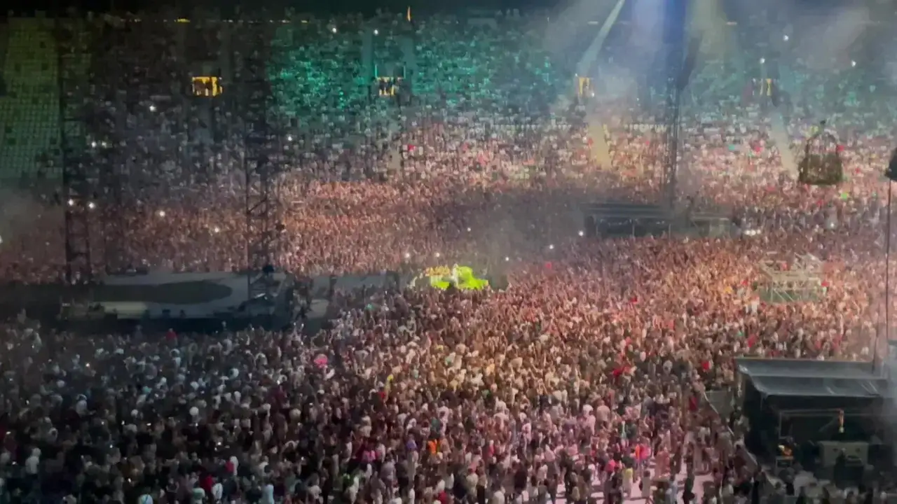 Tłum ludzi na stadionie, światła, scena. Fani czekają na sanah koncerty 2026.