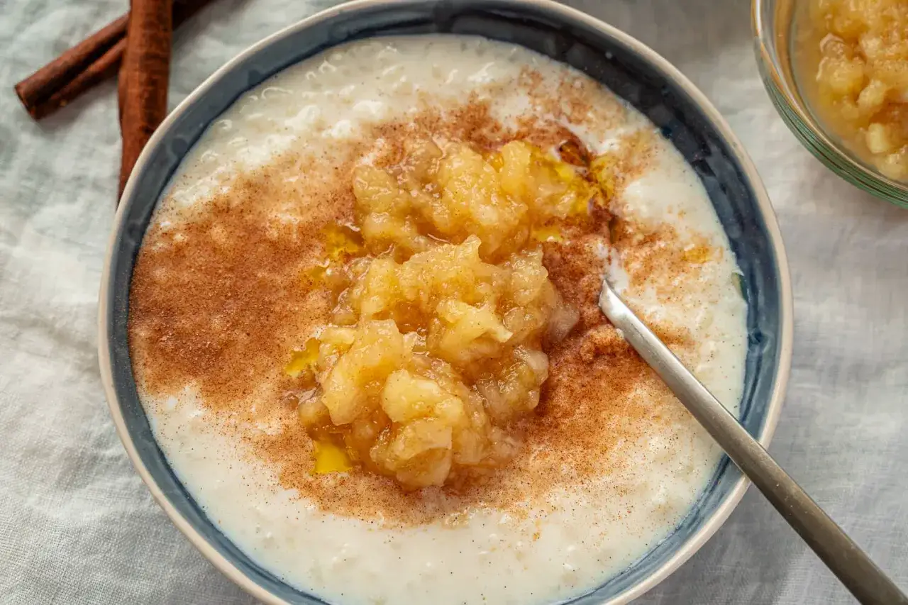 Cremiger Milchreis mit Apfelmus und Zimt, ein köstliches milchreis rezept für gemütliche Momente.