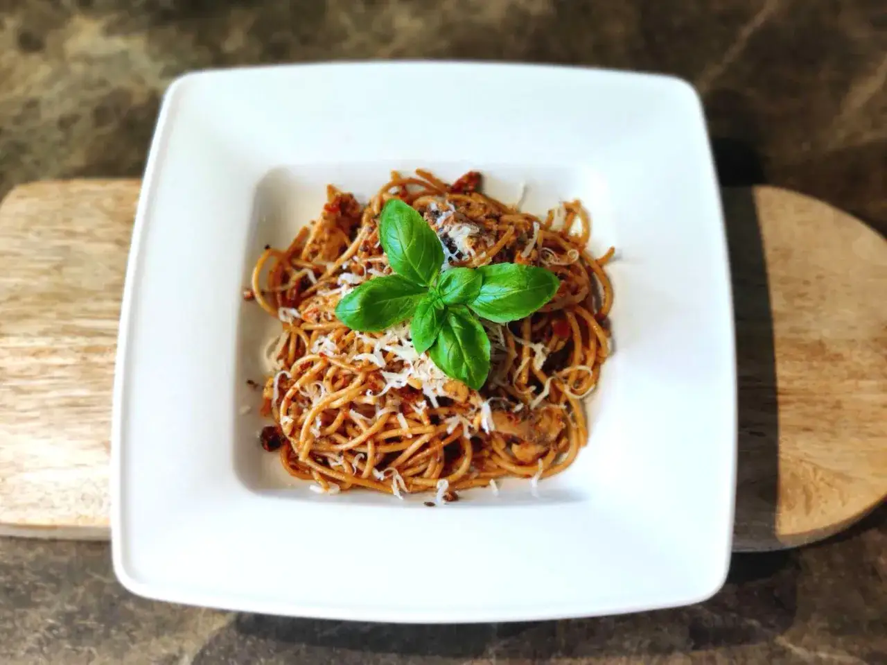 spaghetti z suszonymi pomidorami gotowe danie