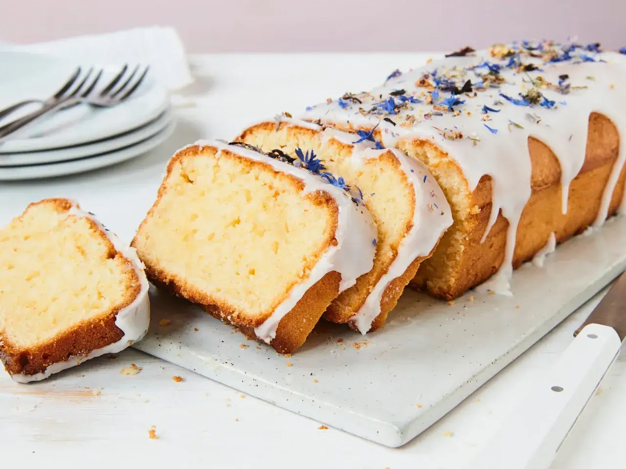 Saftiger Kuchen mit Mascarpone, &uuml;berzogen mit Zuckerguss und bestreut mit Kornblumen. Ein k&ouml;stlicher Genuss!