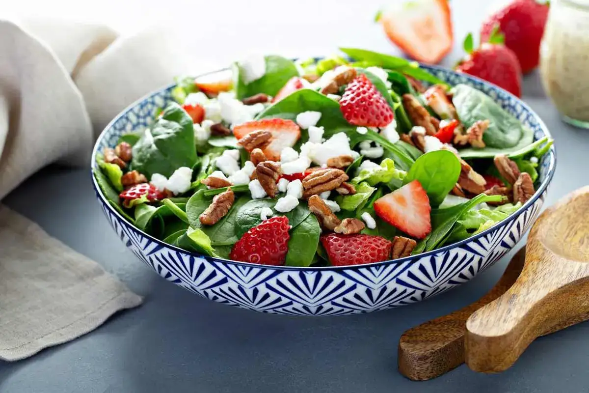 Rucolasalat mit Erdbeeren und Ziegenkäse