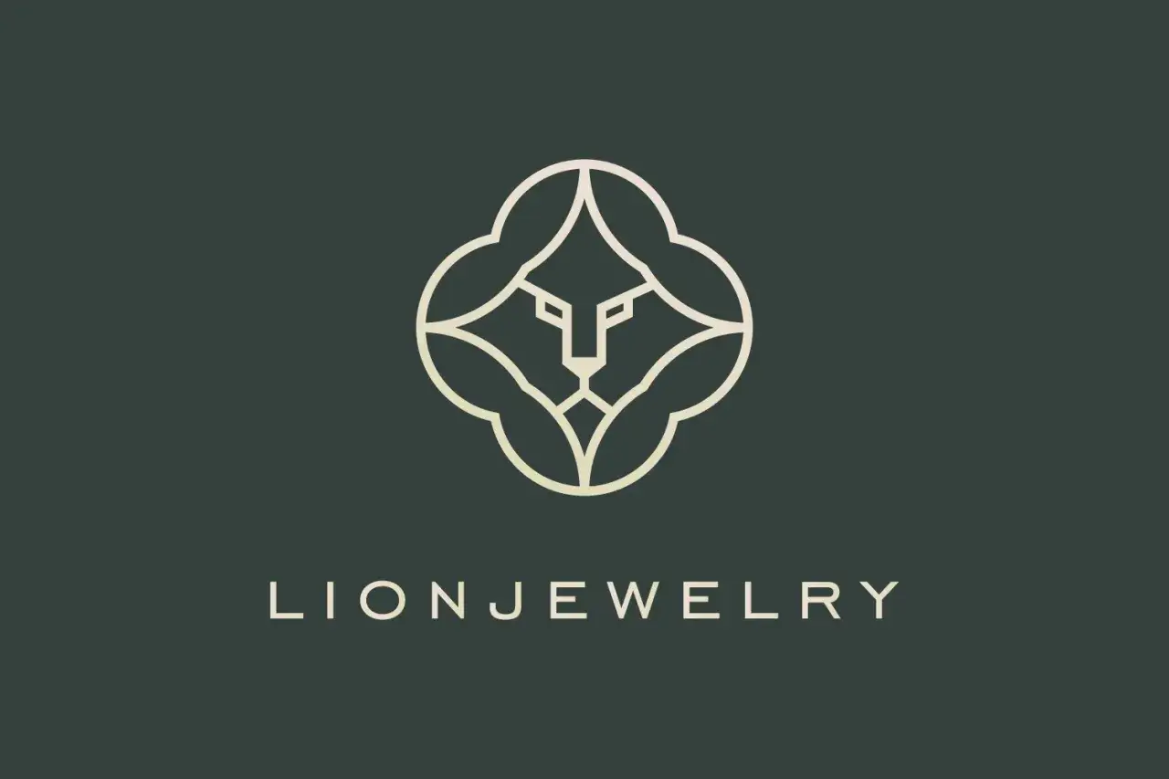 Minimalistyczny symbol lwa w okręgu, otoczony czterema płatkami. Pod spodem napis LION JEWELRY.