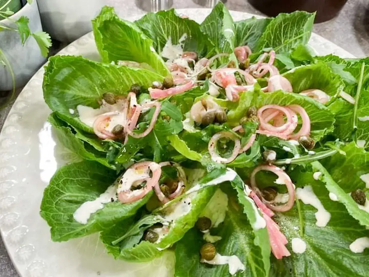 En fr&auml;sch sallad med krispig romansallat, r&ouml;dl&ouml;k, kapris och en kr&auml;mig dressing. Perfekt som tillbeh&ouml;r eller som l&auml;ttare sallader till mat.