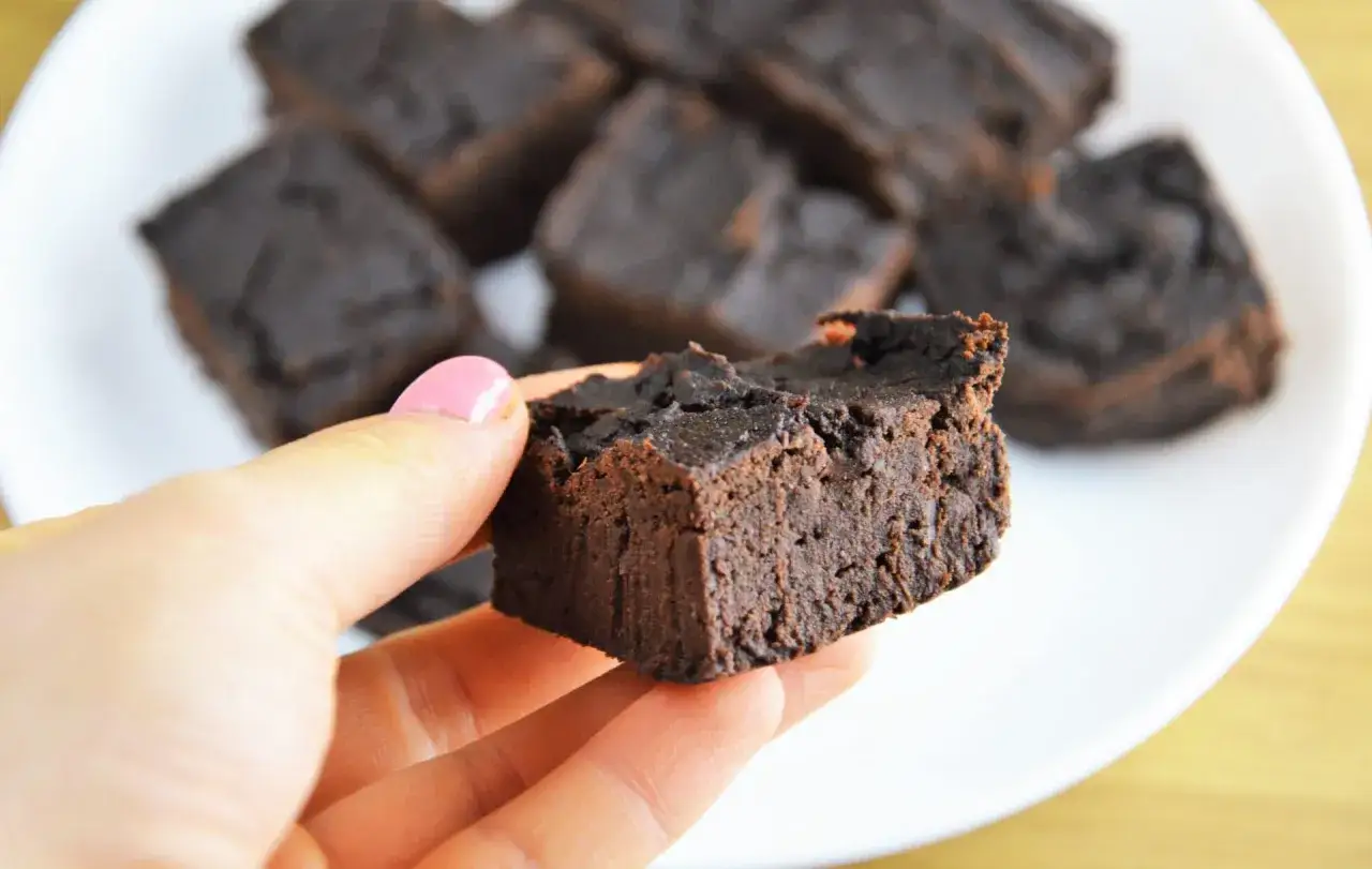 Pyszne, wilgotne fit brownie z fasoli bez banana, idealne na zdrową przekąskę.