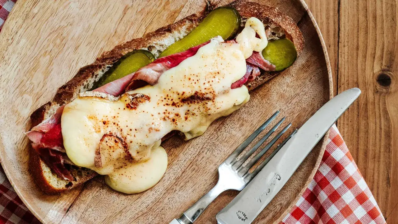 Tartine campagnarde au four : pain grillé, jambon, cornichons et fromage fondant. Un délice simple et réconfortant.