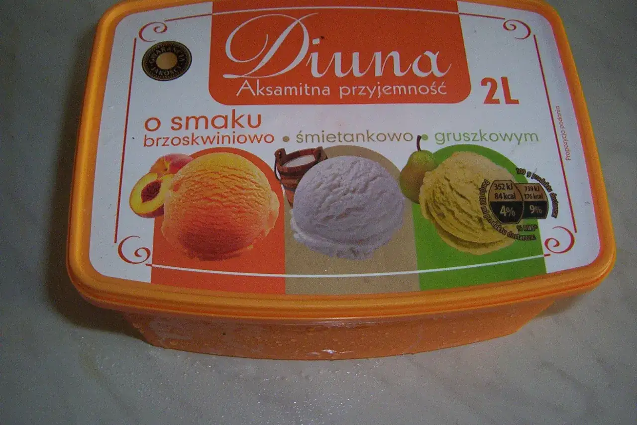 Lody Diuna w smaku brzoskwiniowym, śmietankowym i gruszkowym. Trzy kulki lodów na opakowaniu.