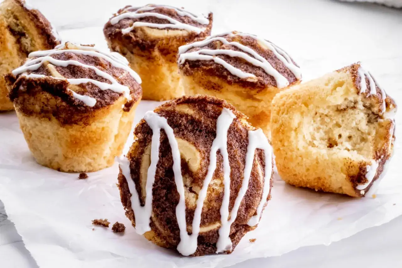 Saftige Zimtschnecken Muffins mit zarter Glasur, die zum Reinbei&szlig;en einladen. Ein Genuss f&uuml;r jeden Kaffeetisch.
