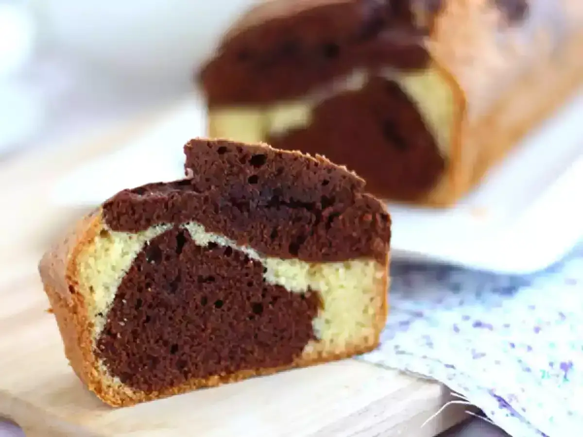 Un delicioso bizcocho marmolado, perfecto para tu próxima receta. Su interior muestra un hermoso patrón de chocolate y vainilla.