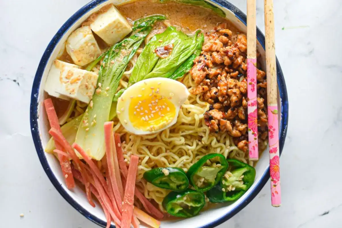 Herzhaftes Miso Ramen mit Tofu, Ei, Hackfleisch und Gem&uuml;se. Ein Genuss f&uuml;r alle Sinne!