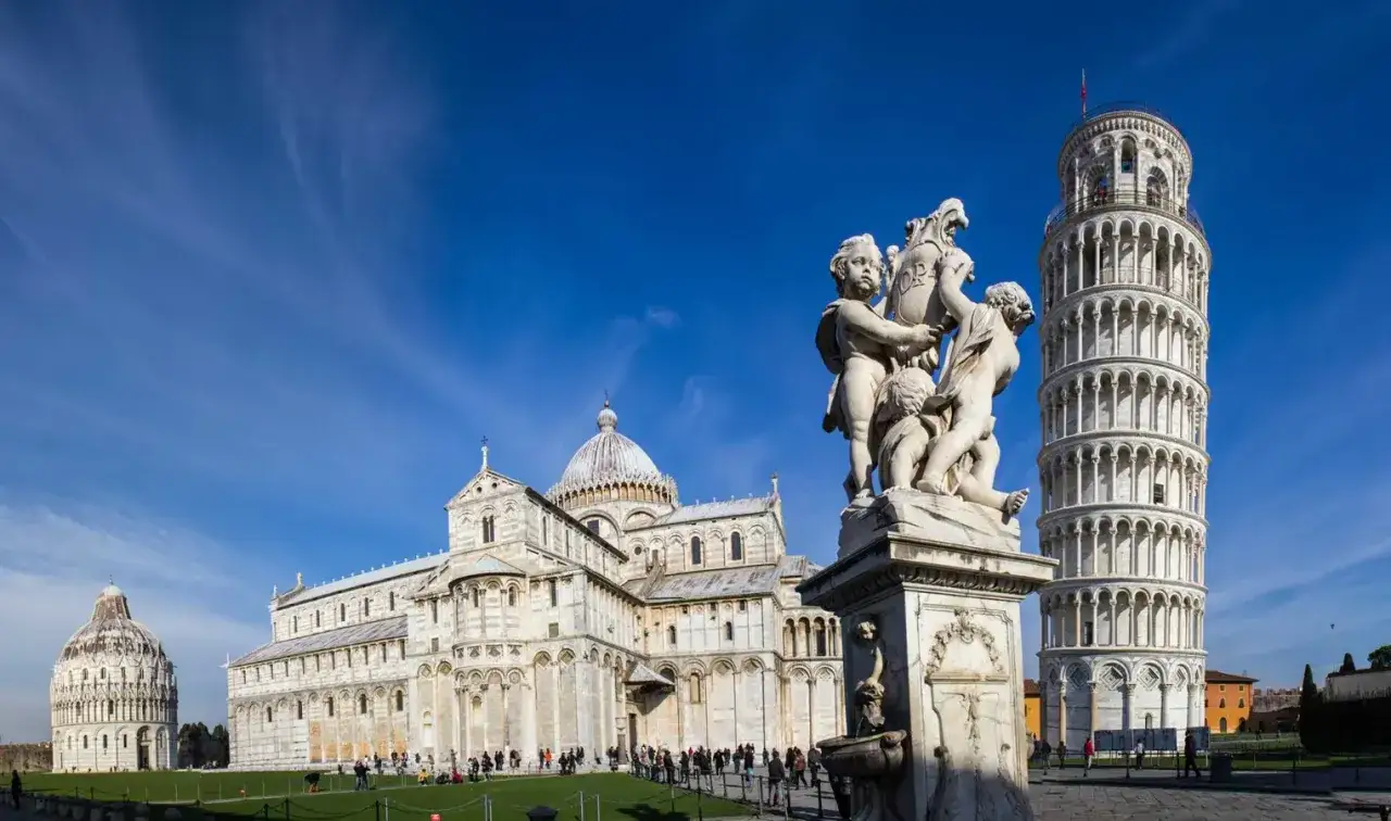 Pisa, una delle citt&agrave; da visitare in Toscana, con la sua iconica Torre Pendente, il Duomo e il Battistero.