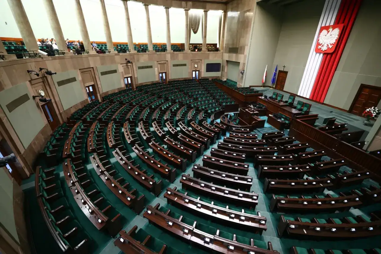 Pusta sala sejmowa, gdzie wkrótce zasiądzie wicemarszałek Sejmu.