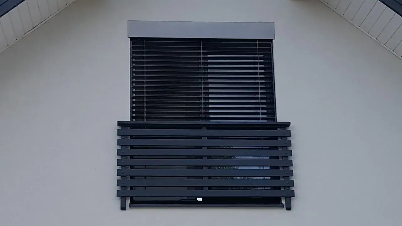 Nowoczesne balkony francuskie z ciemnymi żaluzjami i drewnianą balustradą, idealne do relaksu.