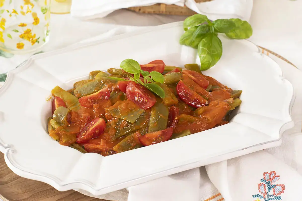 Judías verdes guisadas con tomate y albahaca, un plato casero lleno de sabor.