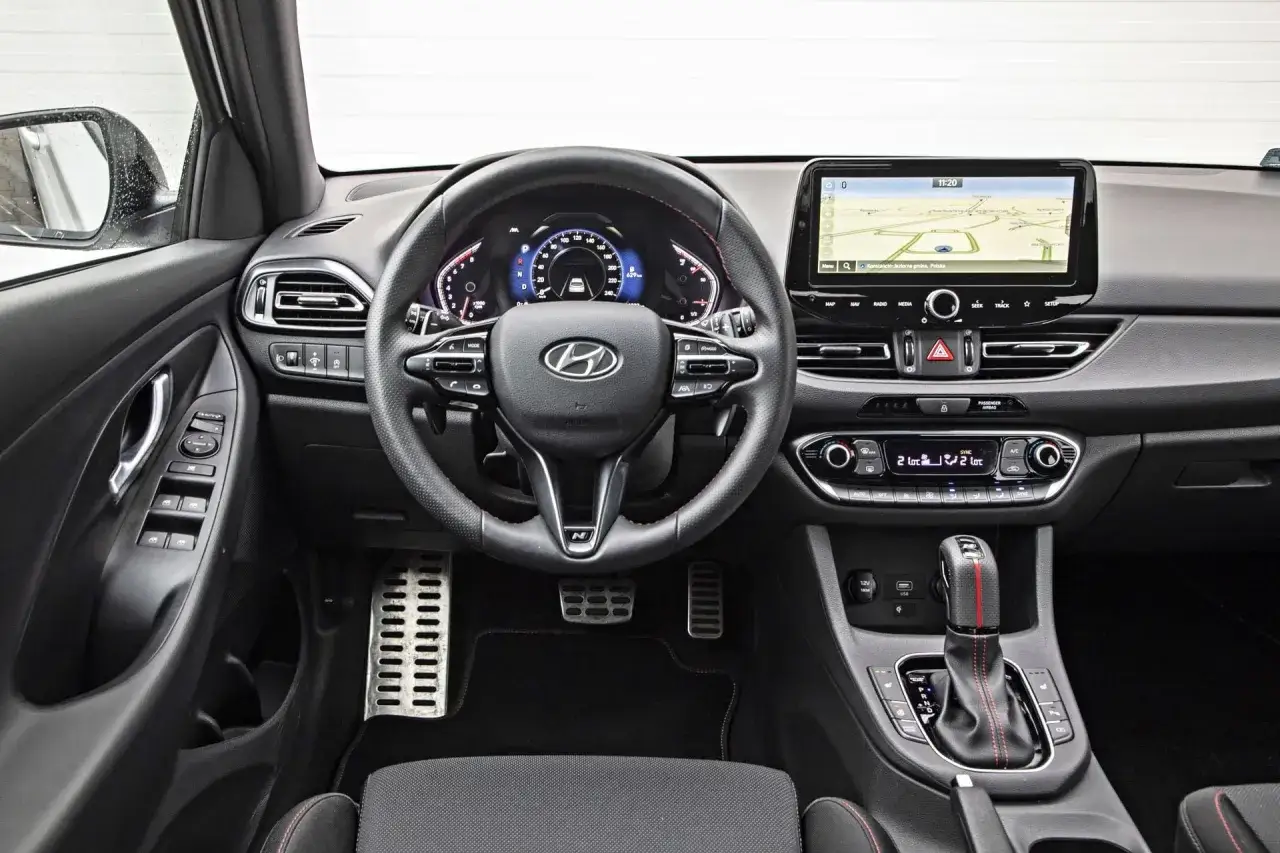 Wnętrze Hyundai i30 z ekranem nawigacji. Sprawdź aktualną hyundai i30 cena nowy, by poznać atrakcyjne oferty.
