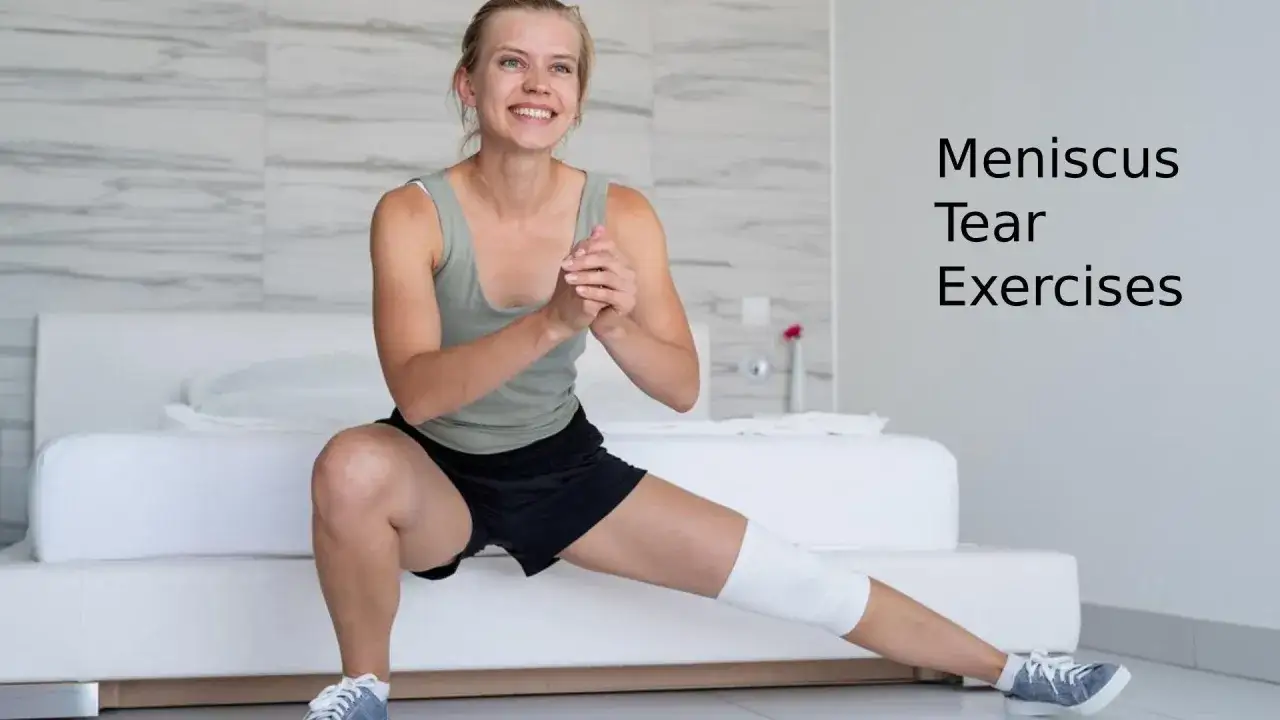 Glad kvinna utför övningar för rehab meniskskada. Hon sitter på en säng med ett bandage runt ena knät.