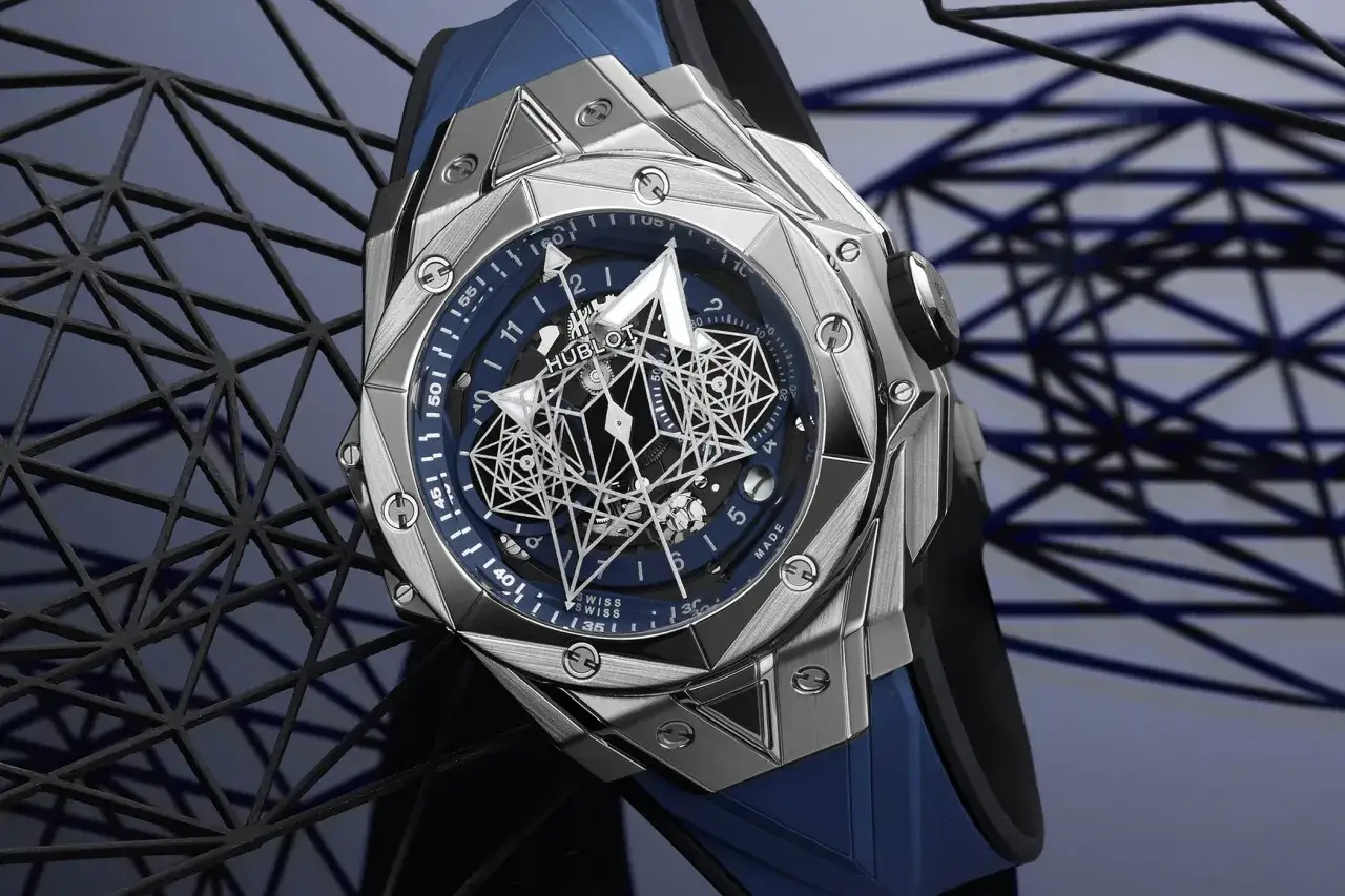 Reloj Big Bang con esfera azul y dise&ntilde;o geom&eacute;trico plateado, correa de caucho azul.
