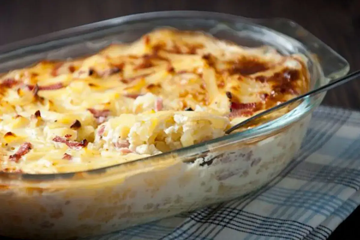 En kr&auml;mig grat&auml;ng med potatis och skinka, perfekt f&ouml;r ett mysigt skinkfrestelse recept.