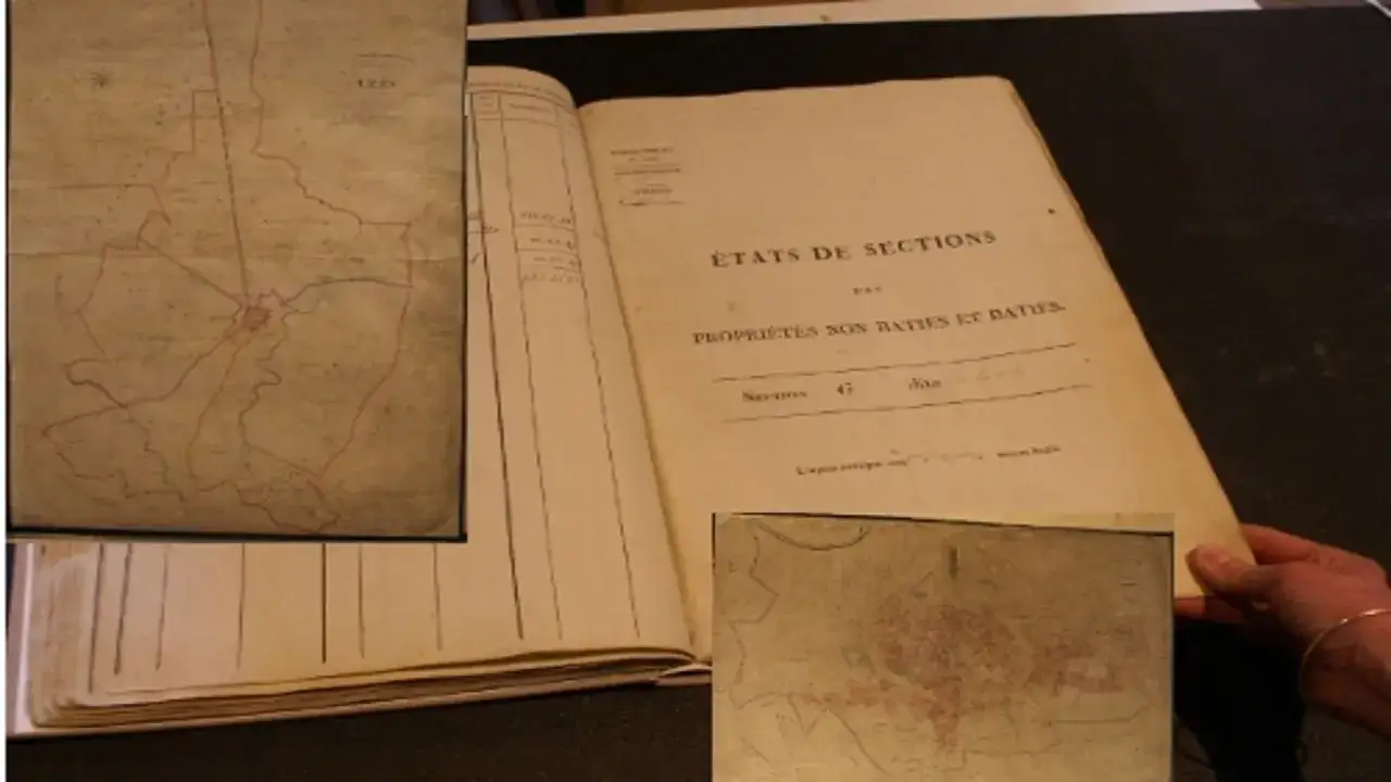 Vieilles cartes et un livre ouvert intitul&eacute; 