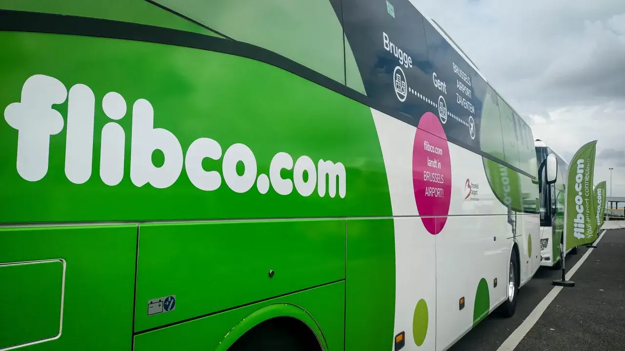 Zielony autobus flibco.com z napisem