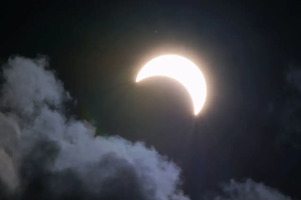 Eclipse solar parcial, un s&iacute;mbolo de transformaci&oacute;n y nuevos comienzos, el luna creciente significado espiritual.