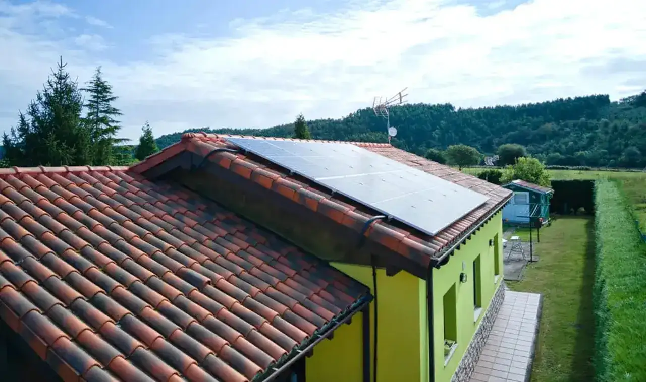 Tejado con placas solares, ideal para aprovechar las subvenciones de placas solares en Euskadi y generar energ&iacute;a limpia.