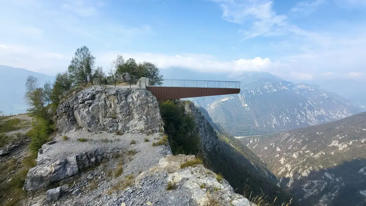 Il **becco di Dossena** si protende audace su un panorama montano mozzafiato, offrendo una vista vertiginosa.