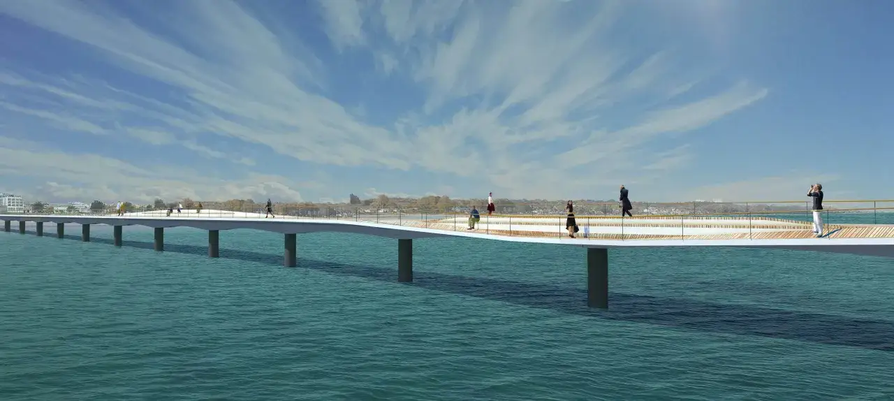 Moderne Seebr&uuml;cke mit Menschen, die spazieren gehen, mit Blick auf den Scharbeutz Strand und die Ostsee.