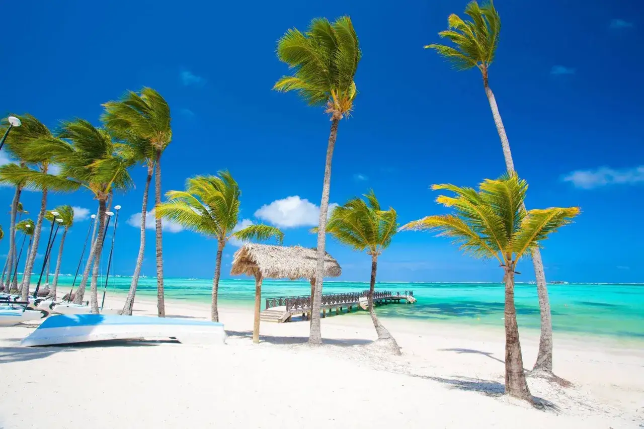 Rajska plaża z palmami, łodziami i pomostem. Idealne miejsce na wakacje, sprawdź Zanzibar ceny!