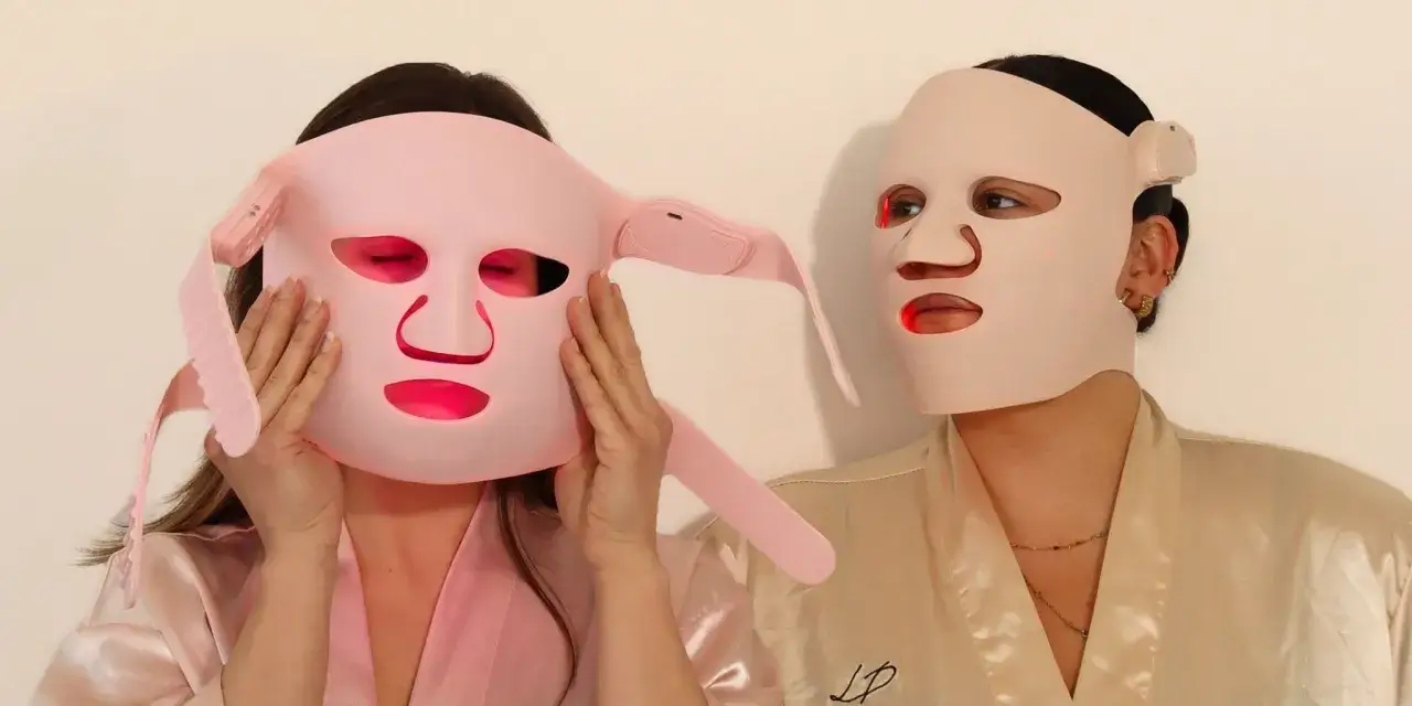 Deux femmes portent des masques LED pour le visage, découvrant les bienfaits de cette technologie pour une peau éclatante.