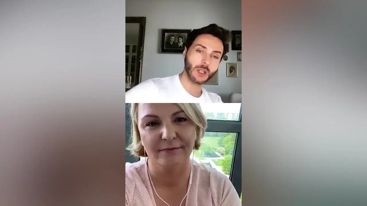 Piotr Machalica ślub: wirtualna rozmowa z kobietą, w tle zdjęcia i okno.