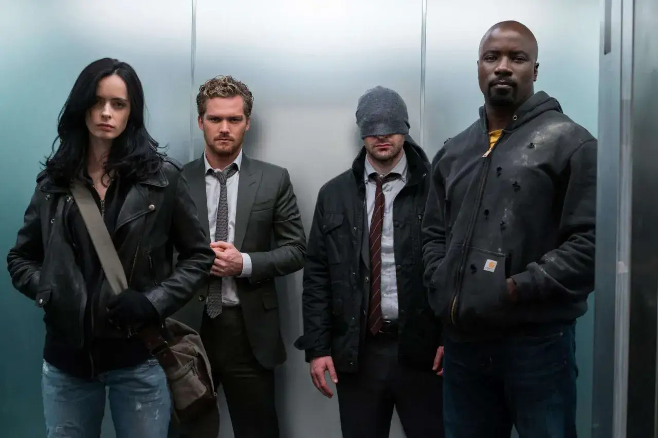 Les héros de The Defenders saison 2, Jessica Jones, Danny Rand, Daredevil et Luke Cage, se tiennent ensemble dans un ascenseur.