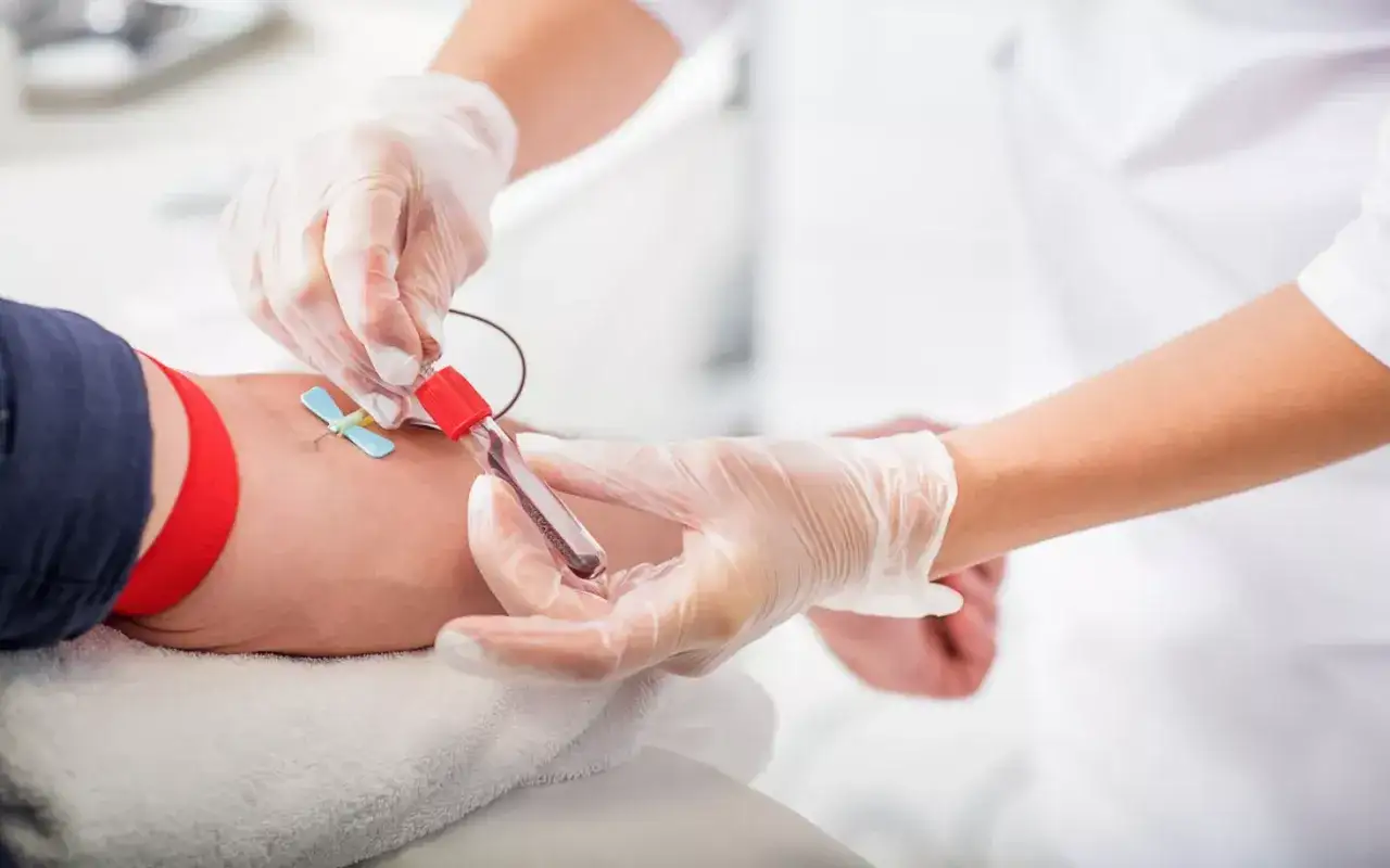 Une infirmi&egrave;re pr&eacute;l&egrave;ve du sang pour des analyses. Une prise de sang sert &agrave; diagnostiquer des maladies et &agrave; suivre l'&eacute;tat de sant&eacute;.