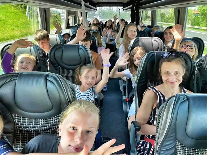 autokar na wycieczce szkolnej lub weselu
