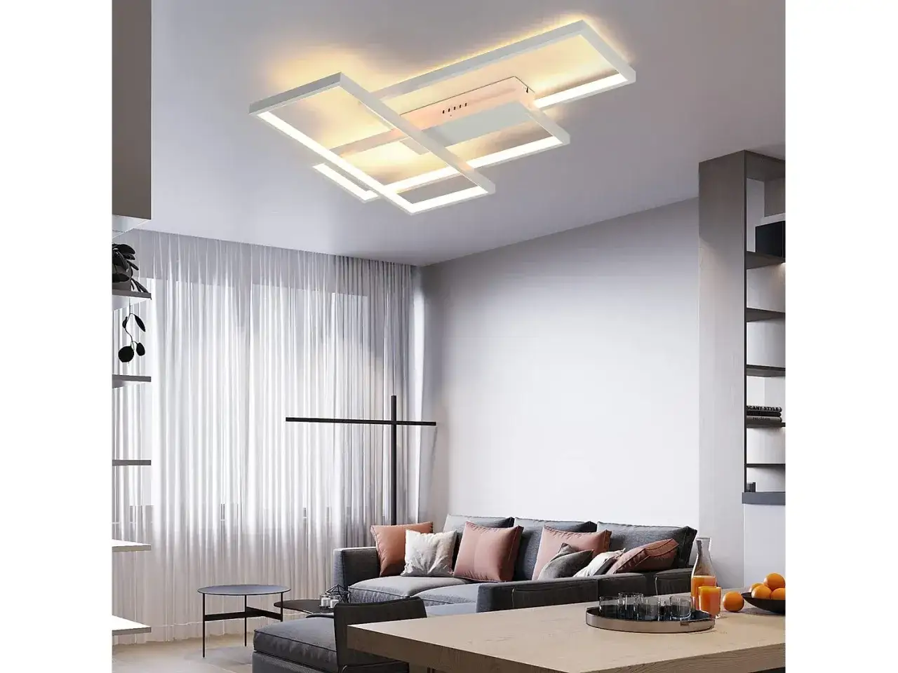 Moderno plafón bombilla con diseño geométrico ilumina un salón acogedor con sofá gris y cortinas blancas.