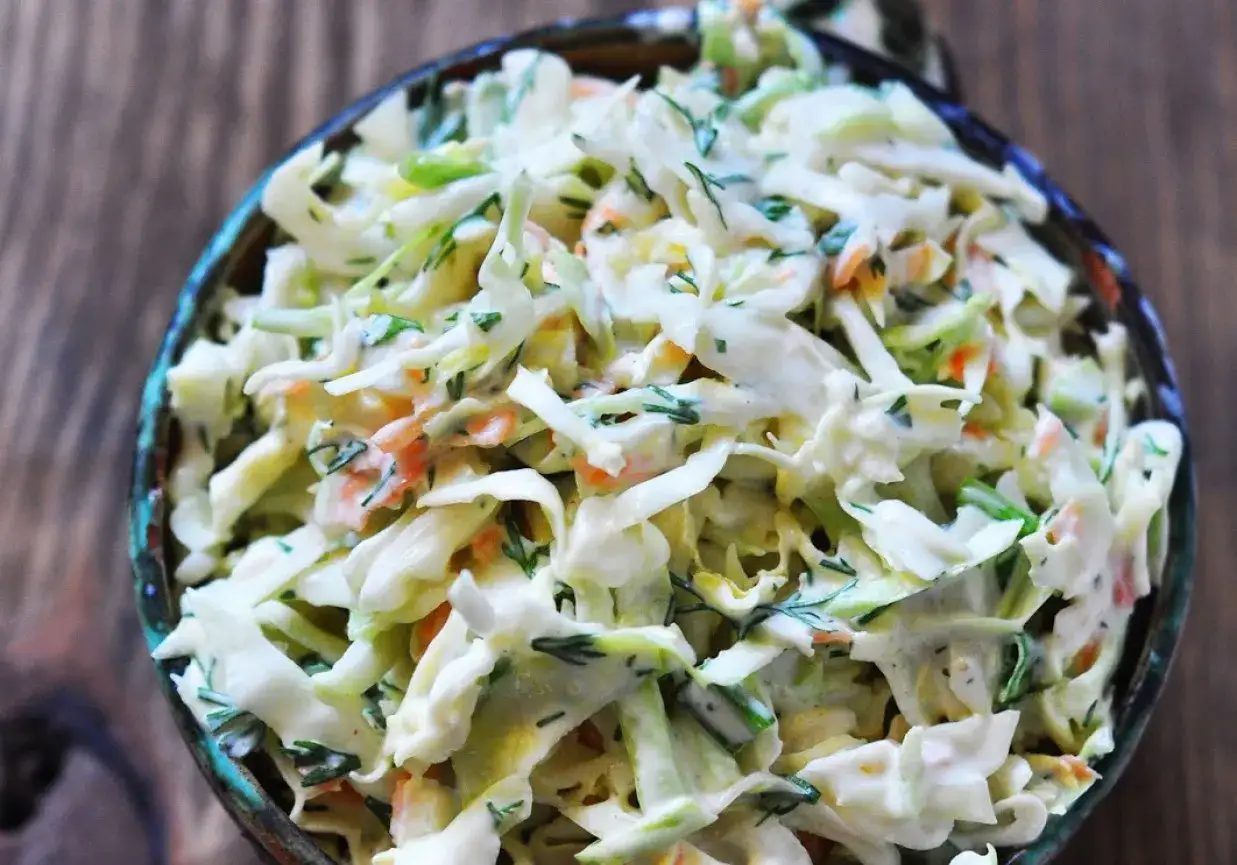 Pyszna surowka z mlodej kapusty a'la coleslaw, z marchewką i koperkiem, w kremowym sosie.