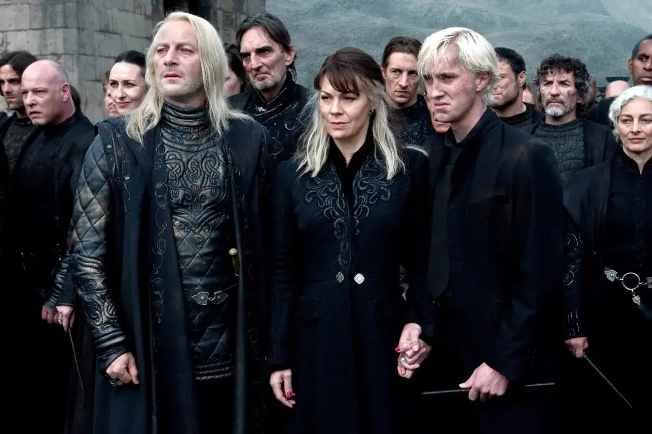 Helen McCrory jako Narcyza Malfoy stoi obok Lucjusza i Dracona. Rodzina Malfoyów w Harry Potter.