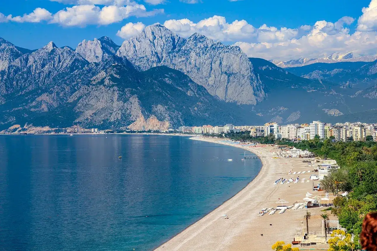 Widok na plażę i góry w Kemer, Turcja. Atrakcje turystyczne tego regionu zachwycają.