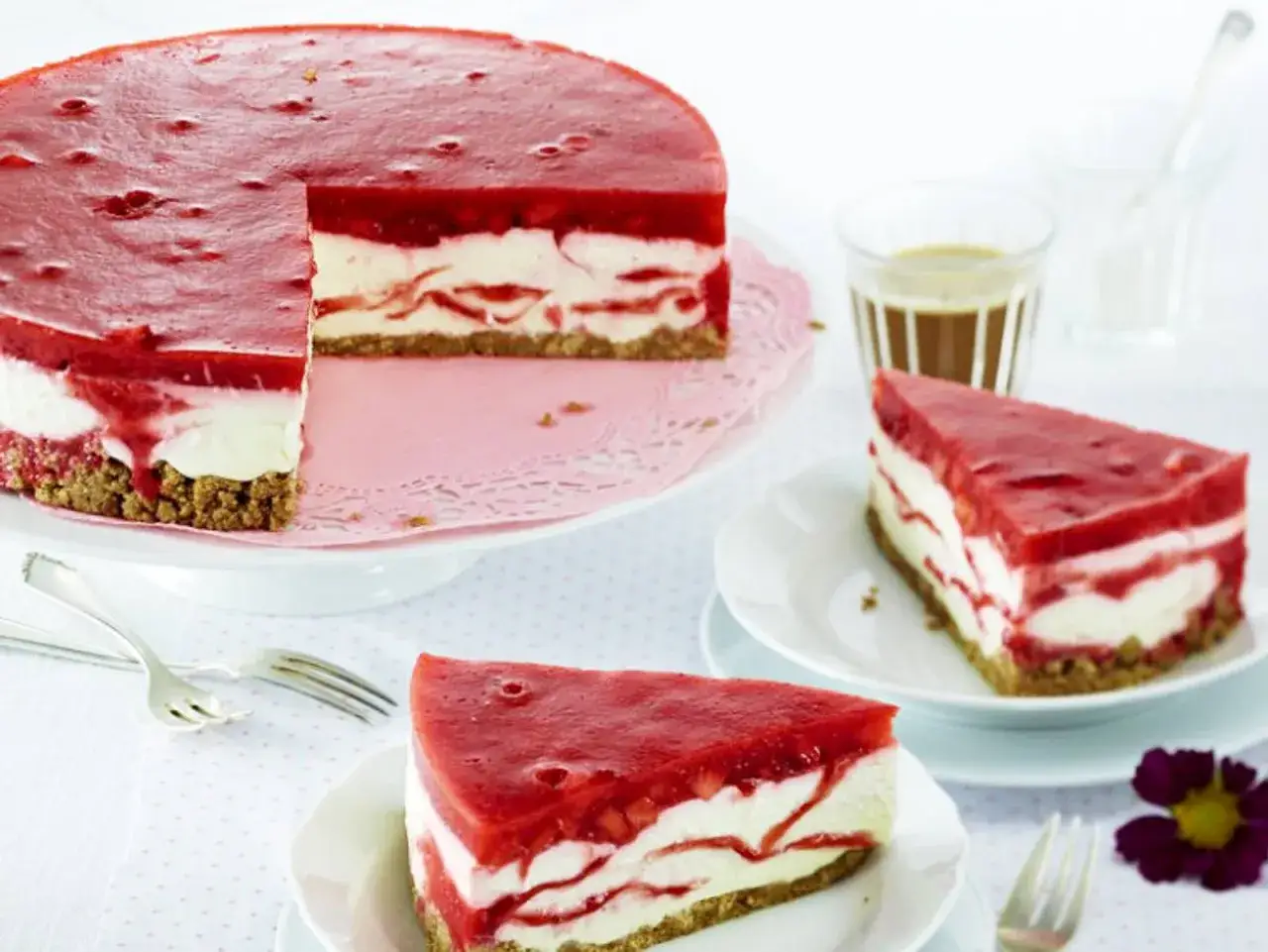 Ein köstlicher Erdbeerkuchen ohne Backen mit cremigem Käse und fruchtiger Erdbeerschicht. Perfekt für den Sommer!