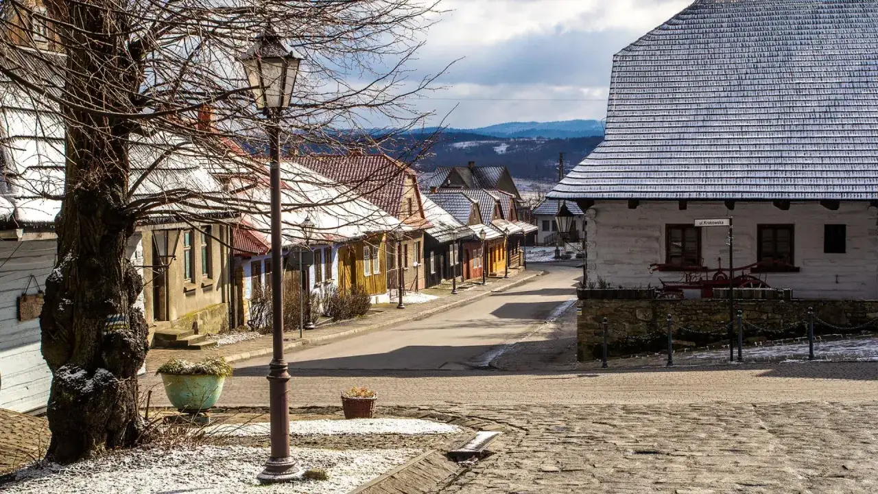 Zimowe krajobrazy Lanckorony zachęcają do spacer&oacute;w. Urokliwe domki i brukowana ulica tworzą niepowtarzalne atrakcje.