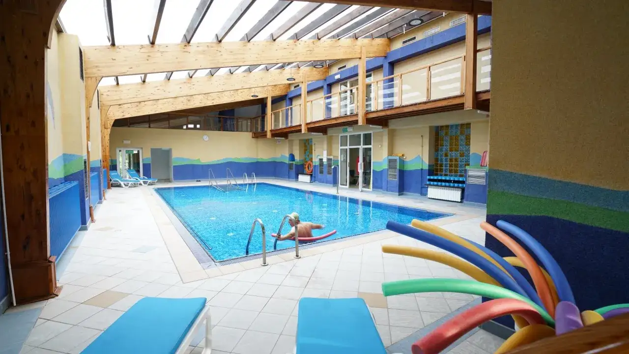 Relaks w basenie w sanatorium Sanvit Ciechocinek. Kąpiel w basenie z kolorowymi makaronami.