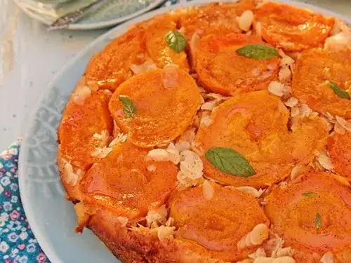 Odwr&oacute;cone ciasto z karmelizowanymi morelami