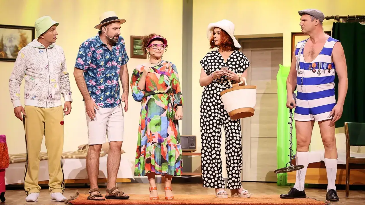 Na scenie kabaret Jurki skład: mężczyźni w kolorowych strojach, kobiety w sukienkach i kombinezonie w grochy.