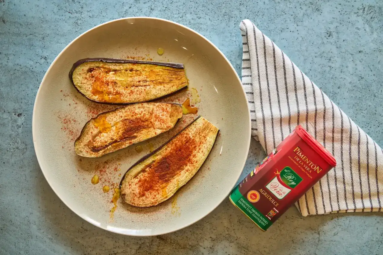 Berenjenas a la plancha, doradas y tiernas, espolvoreadas con piment&oacute;n. Un plato sencillo y delicioso.