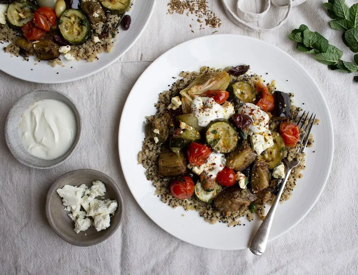 En h&auml;rlig quinoa sallad med rostade gr&ouml;nsaker som aubergine, zucchini och tomater, toppad med fetaost och en klick yoghurt.