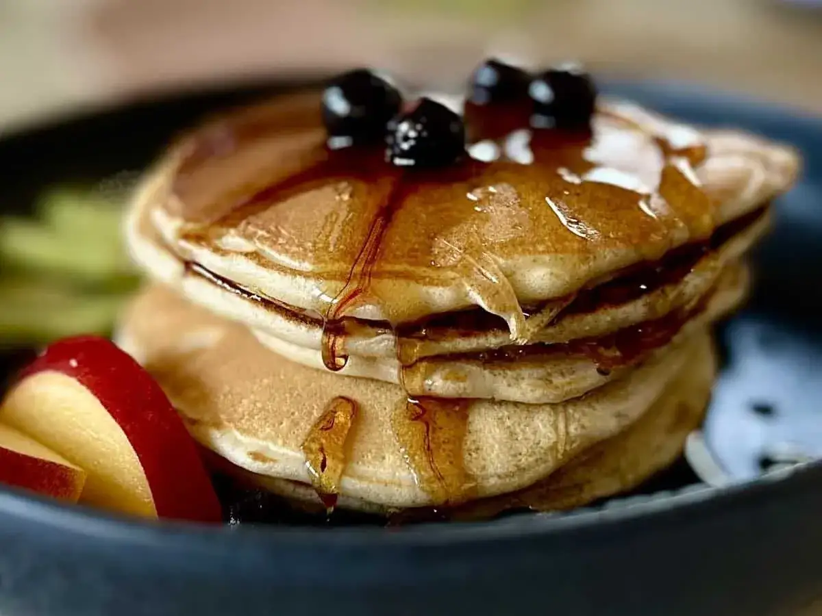 Pyszny stos naleśników z syropem klonowym i borówkami, idealny na śniadanie. Ten przepis na pancake zachwyci każdego!