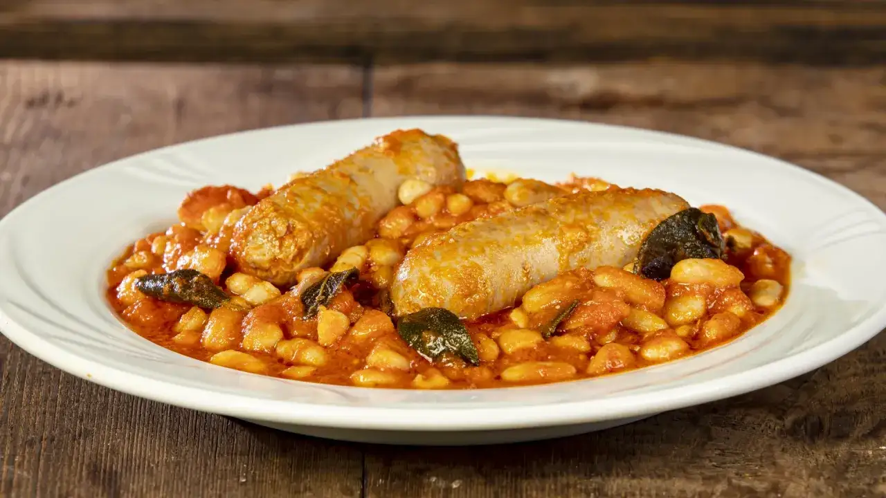 Salsiccia e fagioli in scatola ricetta: un piatto rustico e saporito, perfetto per un pasto veloce e gustoso.